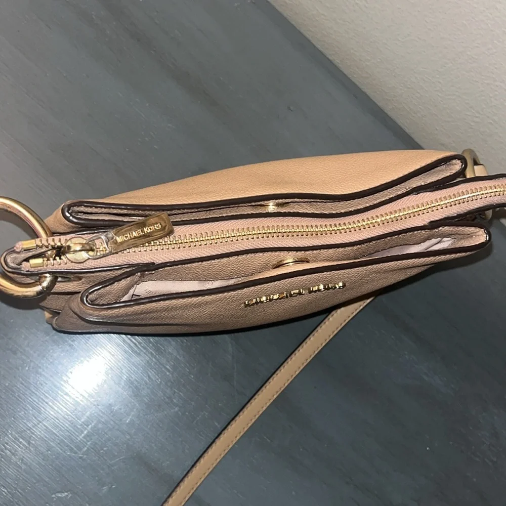 Michael Kors Nicole Triple Compartment Crossbody Bag, Beige Leather Gold Har EUC